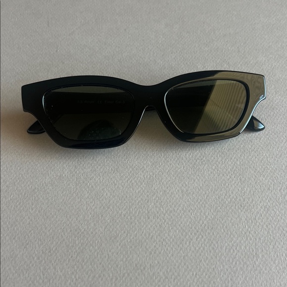 Black Rectangular Sunglasses R24 - Picture 2 of 3